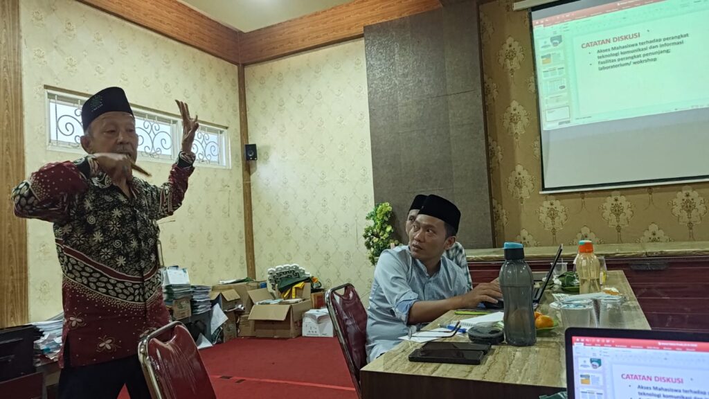 Bung Joko, Dosen Mata kuliah Announcing sedang review pembelajaran di KPI selama ini pada forum rapat Prodi KPI