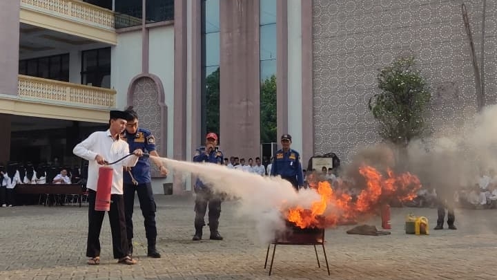 PKKMB UNKAFA Hari Ke-2 Pelatihan Penanganan Kebakaran